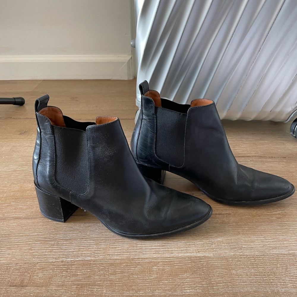 Everlane Chelsea boots